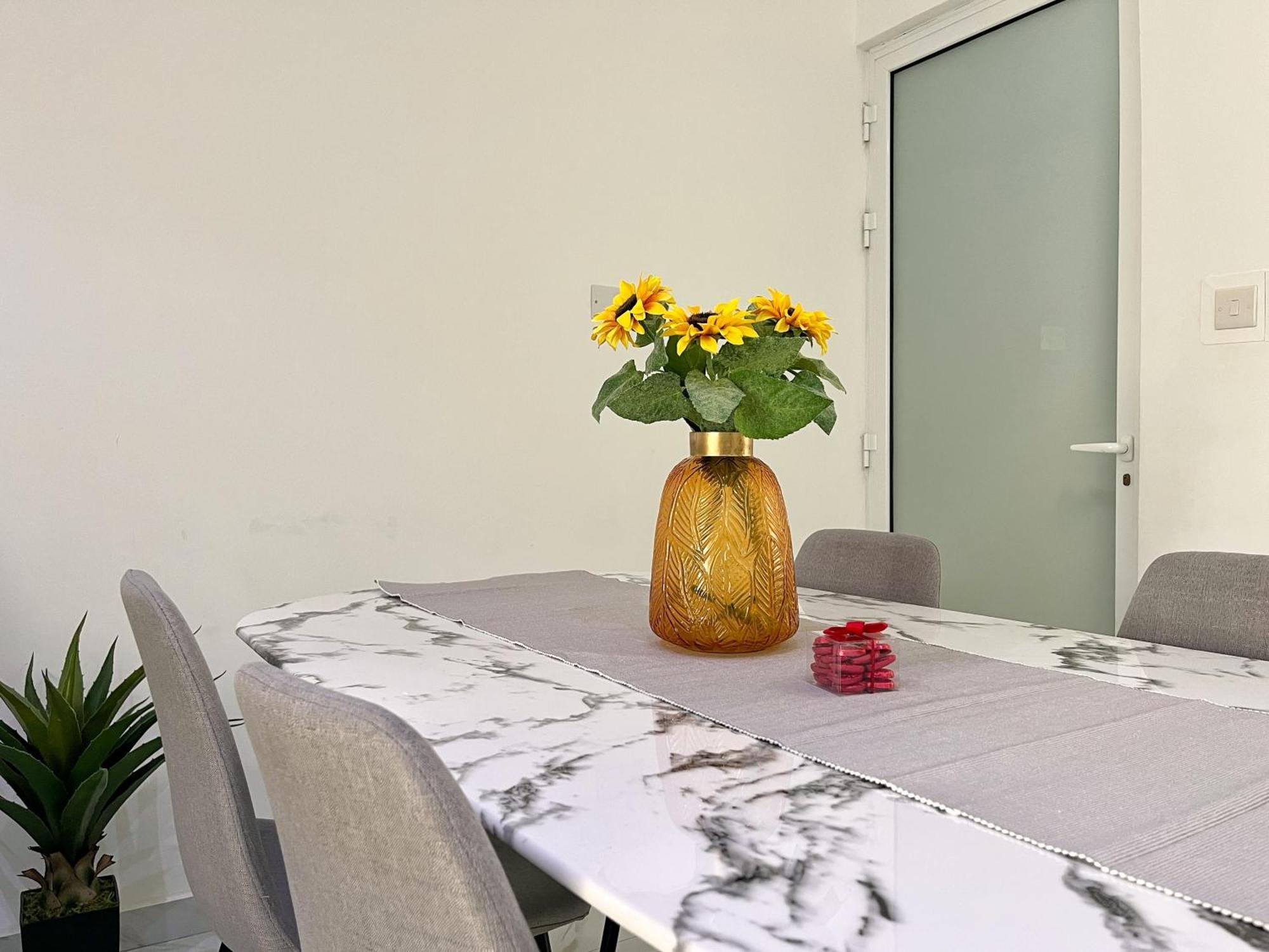 Marina Apartments Msida Bagian luar foto